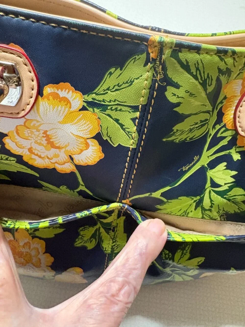 NWOT Gorgeous Tignanello Leather Tote in Foral Print with many pockets